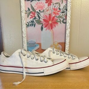 Chuck Taylor converse. All Star Classic low Top. Women's 10.5. Men’s 8.5.